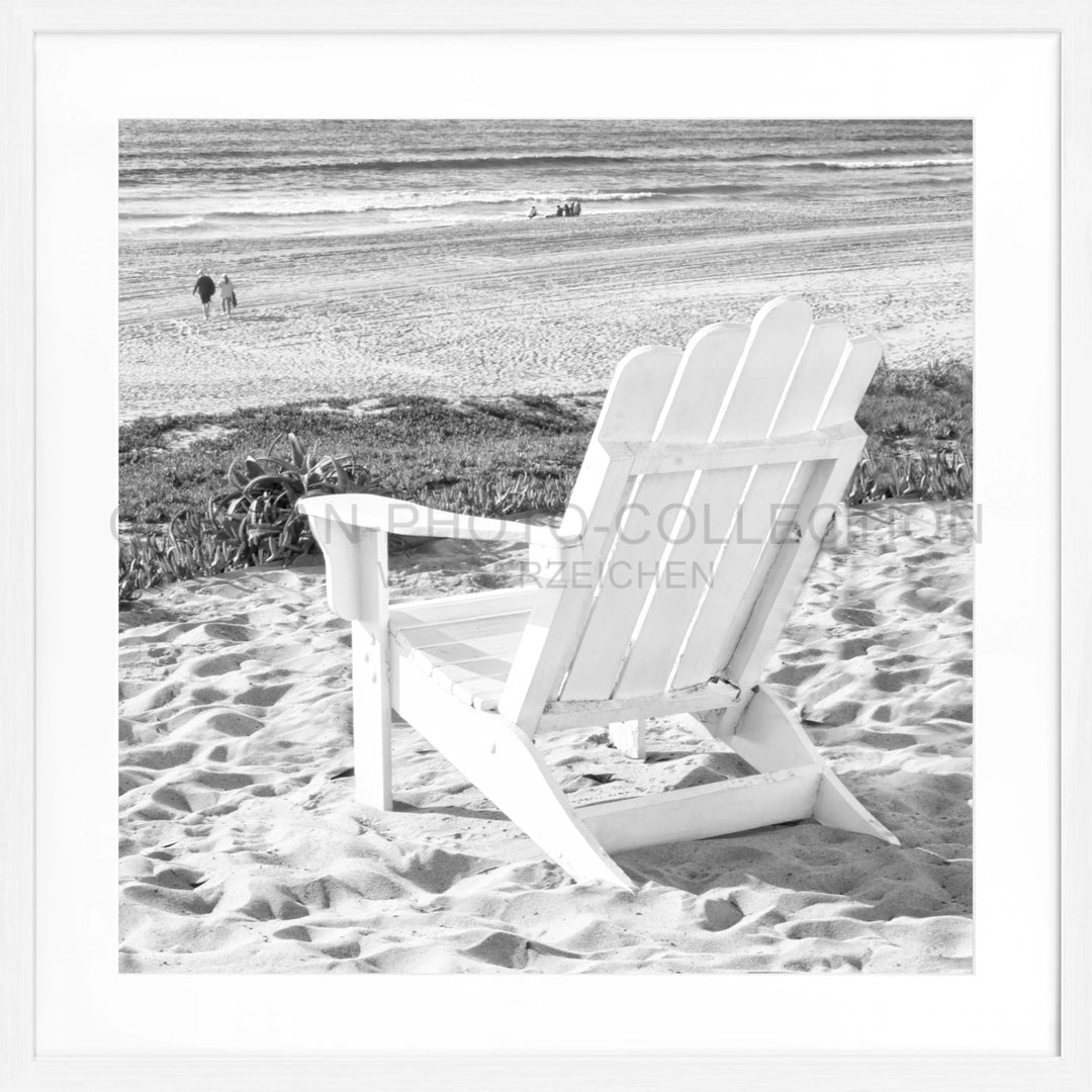 Weißer Adirondack-Stuhl auf Sand, Poster Kalifornien Deckchair K180Q