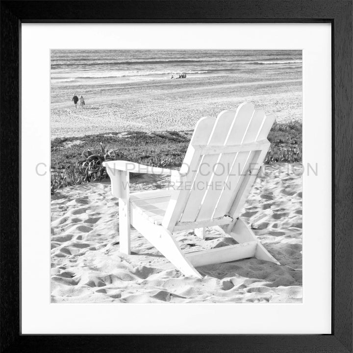 Weiße Adirondack-Stühle auf Sand im Poster Kalifornien Deckchair K180Q