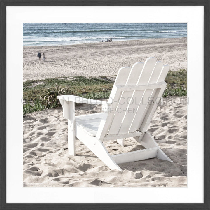 Weiße Adirondack-Stuhl im Sand, Teil des Posters Kalifornien Deckchair K180Q