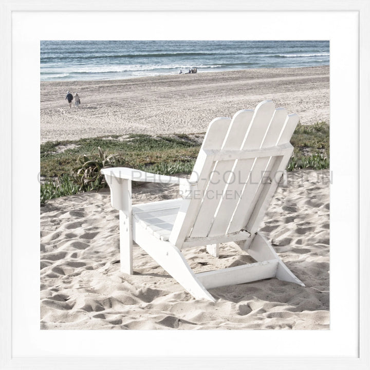 Weißer Adirondack-Stuhl auf Sand für Poster Kalifornien Deckchair K180Q