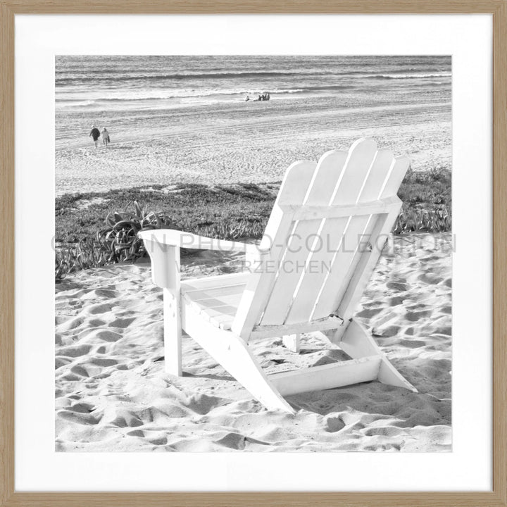 Weißer Adirondack-Stuhl auf Sand, präsentiert im Poster Kalifornien Deckchair K180Q