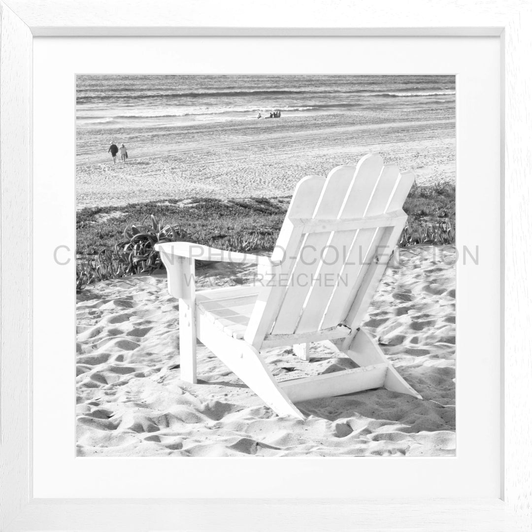 Weißer Adirondack-Stuhl am Sandstrand im Poster Kalifornien Deckchair K180Q