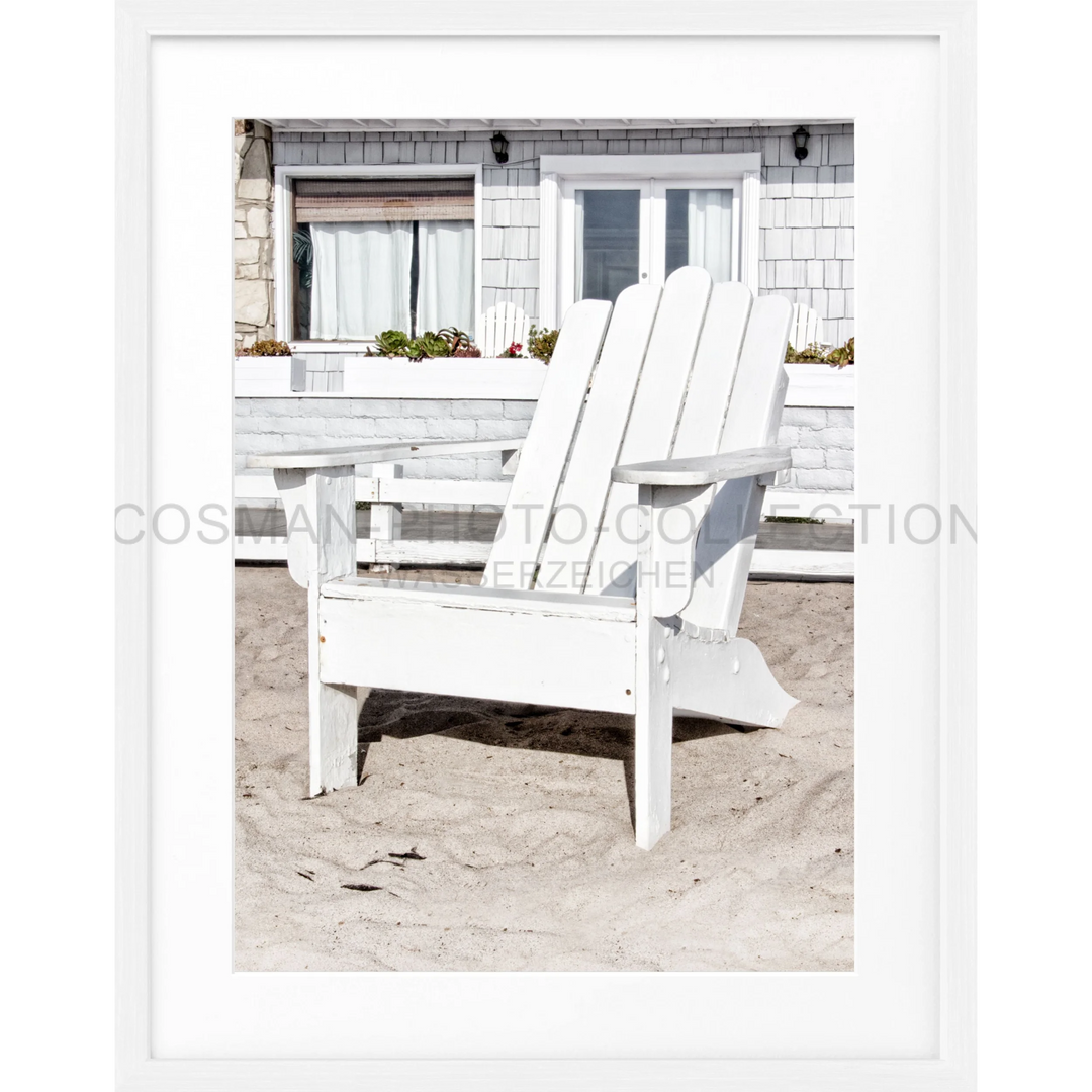 Weißer Adirondack-Stuhl auf Sand im Poster Kalifornien Deckchair K182