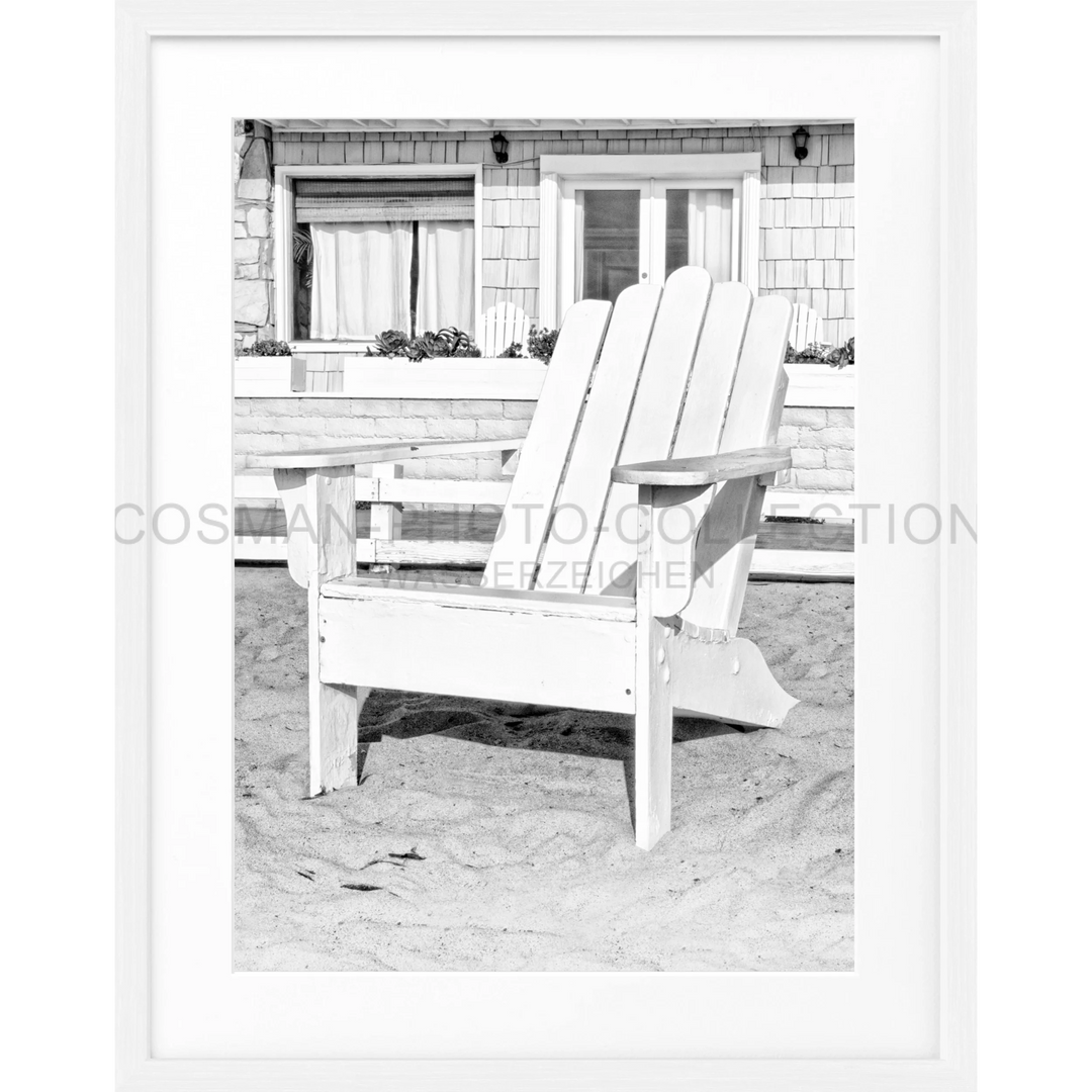 Weiße Adirondack-Stühle im Sand, Poster Kalifornien Deckchair K182