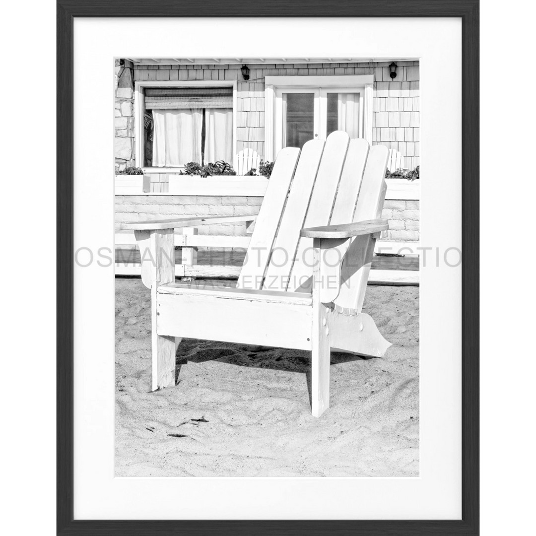 Weiße Adirondack-Stuhl auf Sand im Poster Kalifornien Deckchair K182