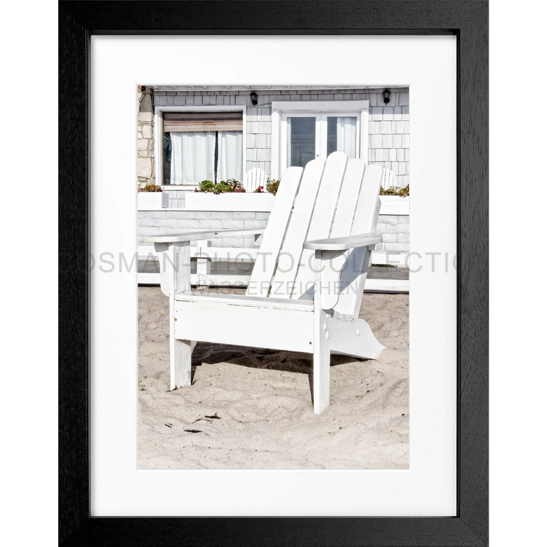 Weißer Adirondack-Stuhl auf Sand im Poster Kalifornien Deckchair K182