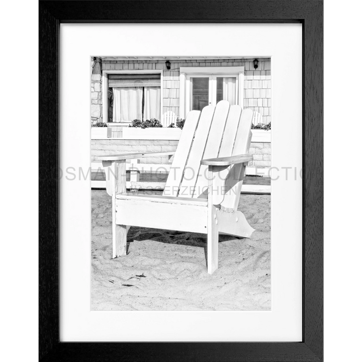 Weiße Adirondack-Stuhl auf Sand, abgebildet im Poster Kalifornien Deckchair K182