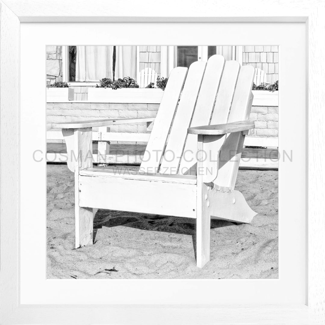 Weißer Adirondack-Stuhl auf Sand, Teil des Posters Kalifornien Deckchair K182Q