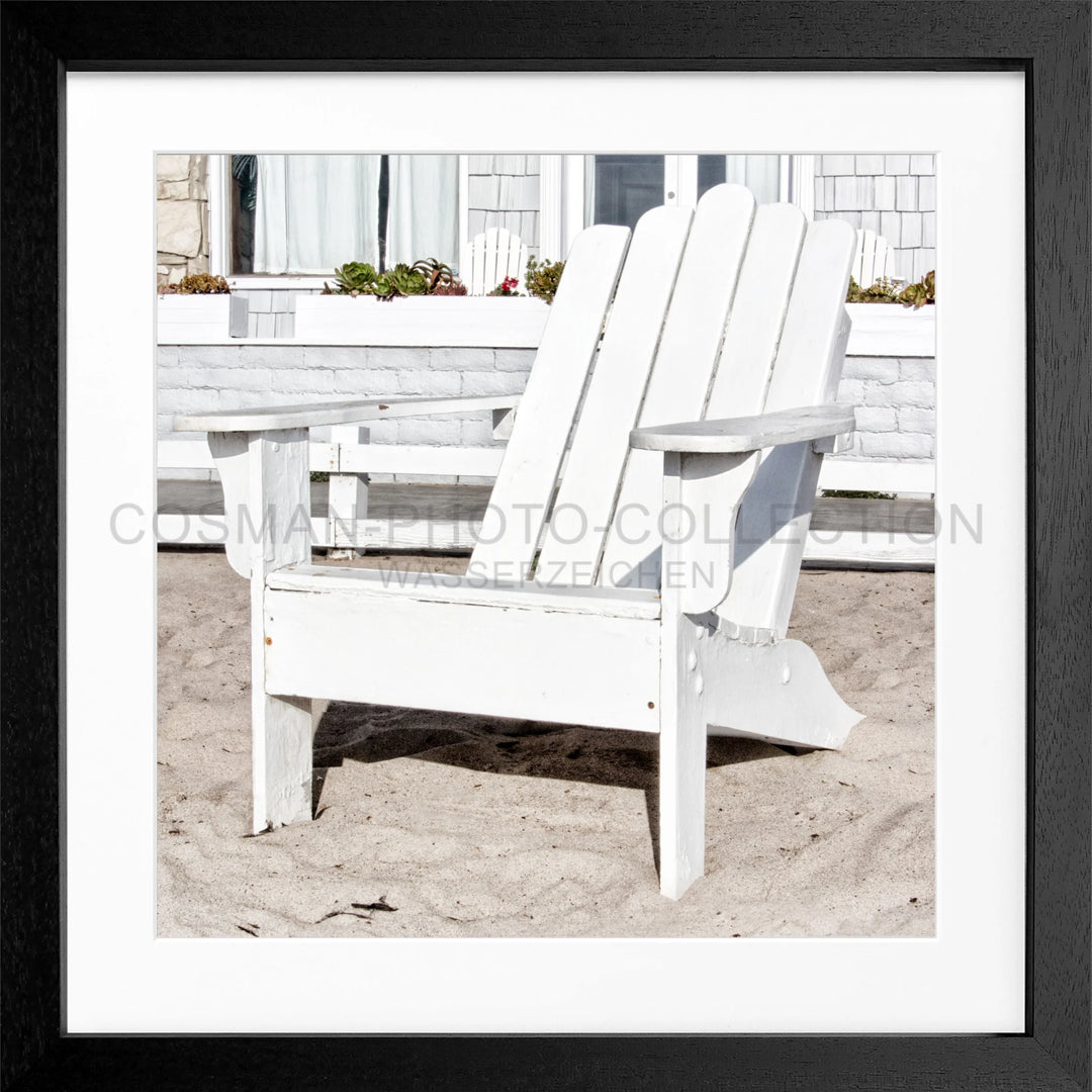 Weißer Adirondack-Stuhl auf Sand für Poster Kalifornien Deckchair K182Q