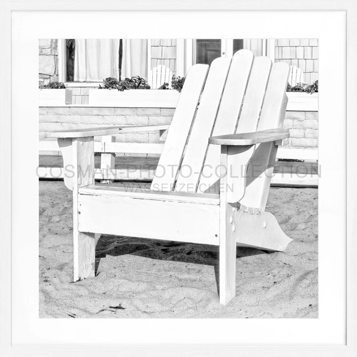 Weißer Adirondack-Stuhl auf Sand, Produkt Poster Kalifornien Deckchair K182Q