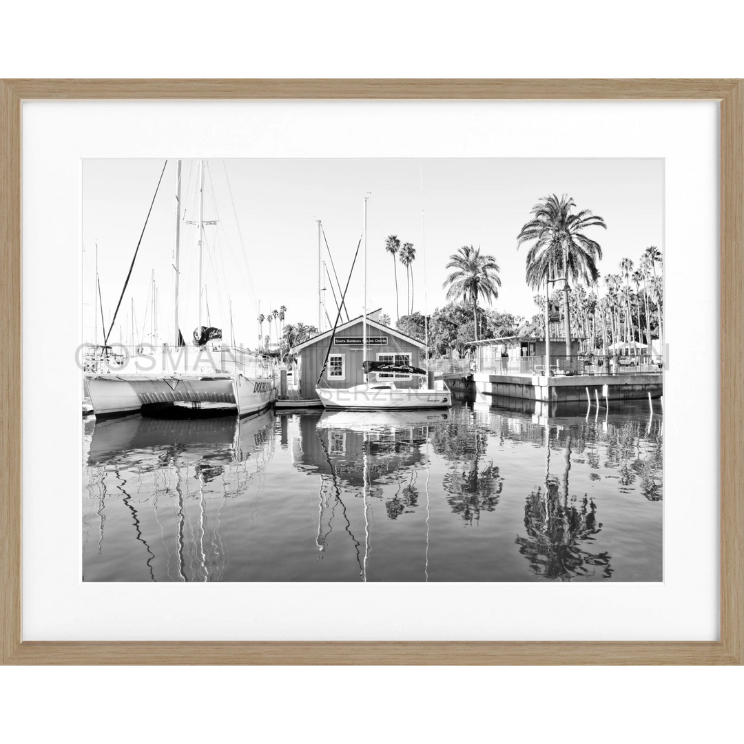 Schwarzweißfoto von Booten und einem Bootshaus im ruhigen Hafen von Santa Barbara