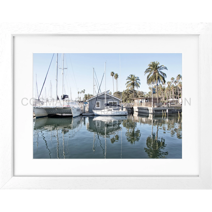 Gerahmtes Foto von Booten und einem grauen Gebäude im Santa Barbara Hafen