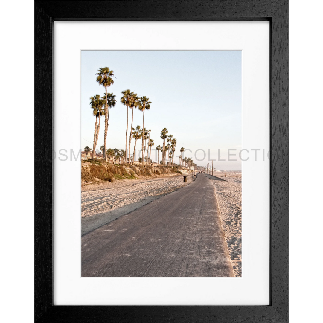 Palmbaumgesäumte Strandstraße von Huntington Beach erstreckt sich in die Ferne