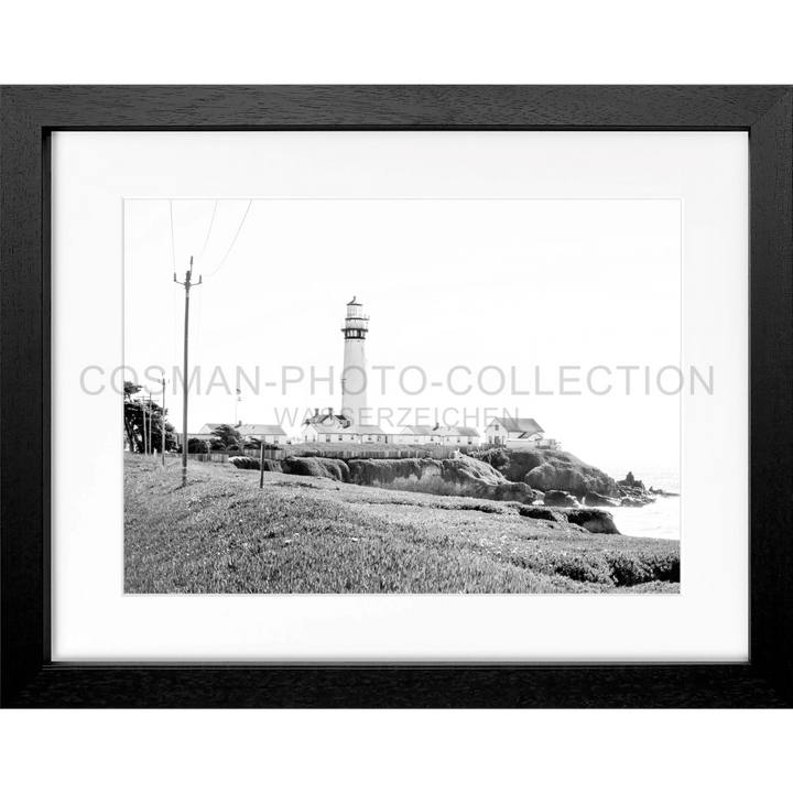 Schwarz-weißer Leuchtturm auf felsigem Küstengelände, Poster Kalifornien ’Lighthouse’ L02