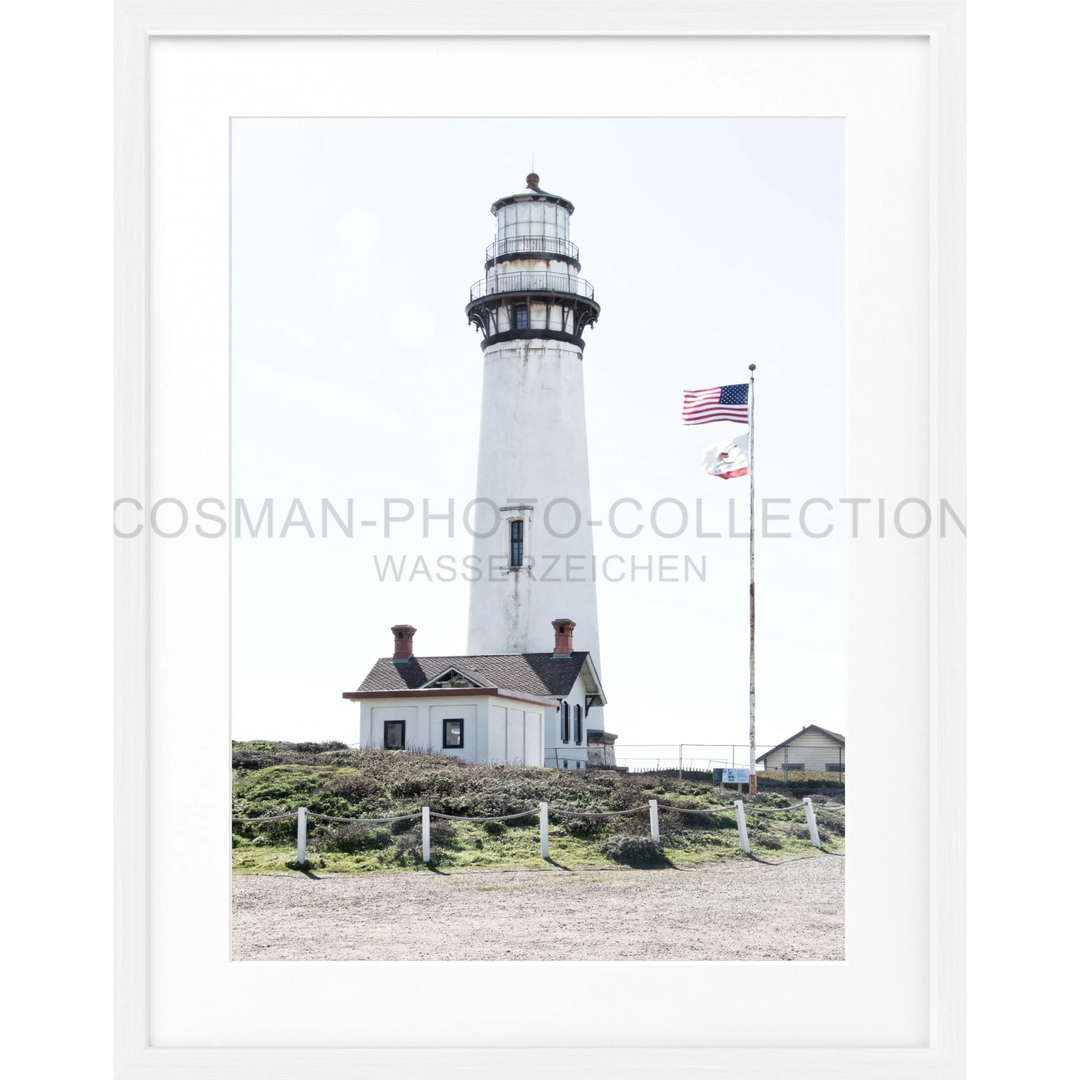 Weißer Leuchtturm mit rotem Haus und amerikanischer Flagge im Poster Kalifornien Lighthouse L03