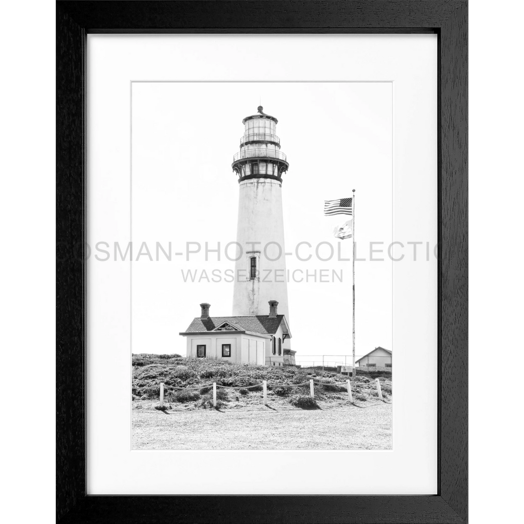 Schwarz-weißer Leuchtturm mit angebautem Haus auf dem Poster Kalifornien ’Lighthouse’ L03