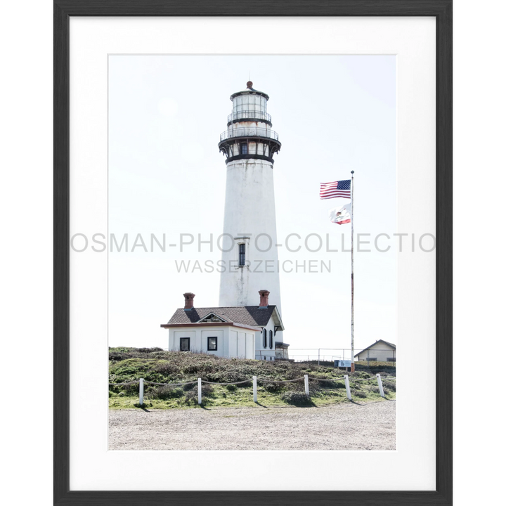 Weißer Leuchtturm mit amerikanischer Flagge für Poster Kalifornien ’Lighthouse’ L03