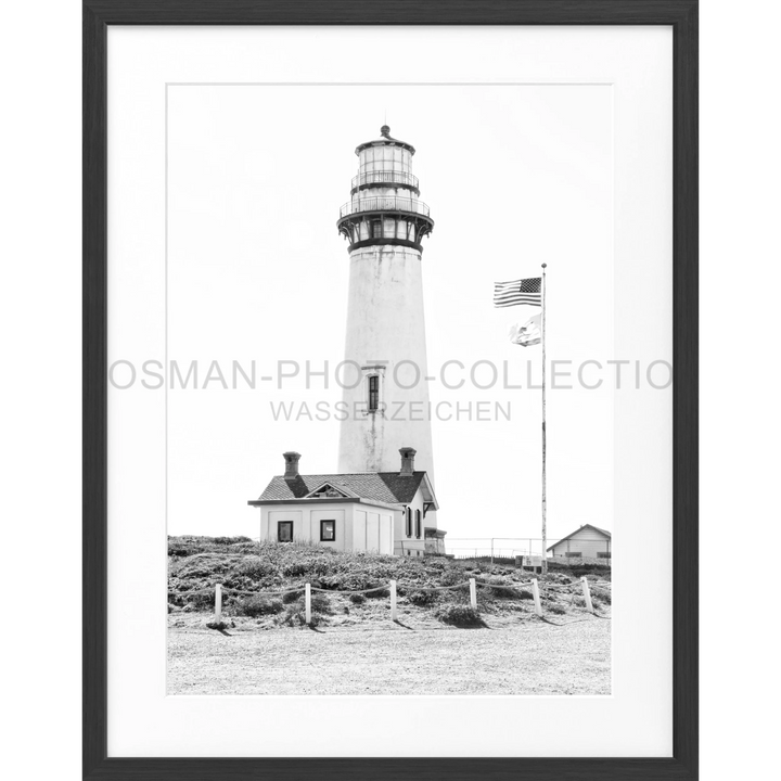 Weißer Leuchtturm mit Wohnräumen und US-Flagge, Poster Kalifornien ’Lighthouse’ L03