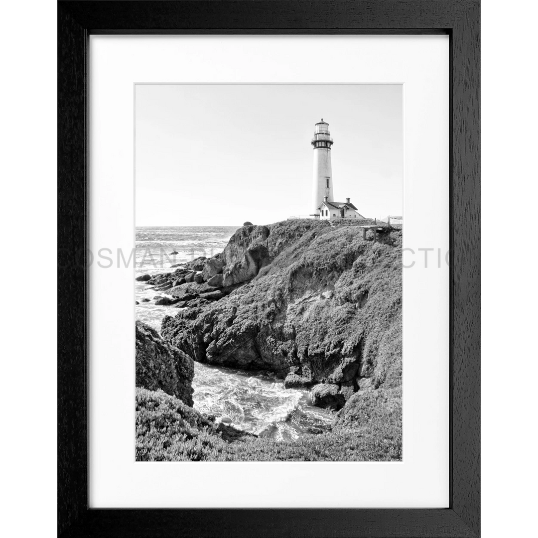 Weißer Leuchtturm auf felsigen Küstenkliffen in Poster Kalifornien Lighthouse L07