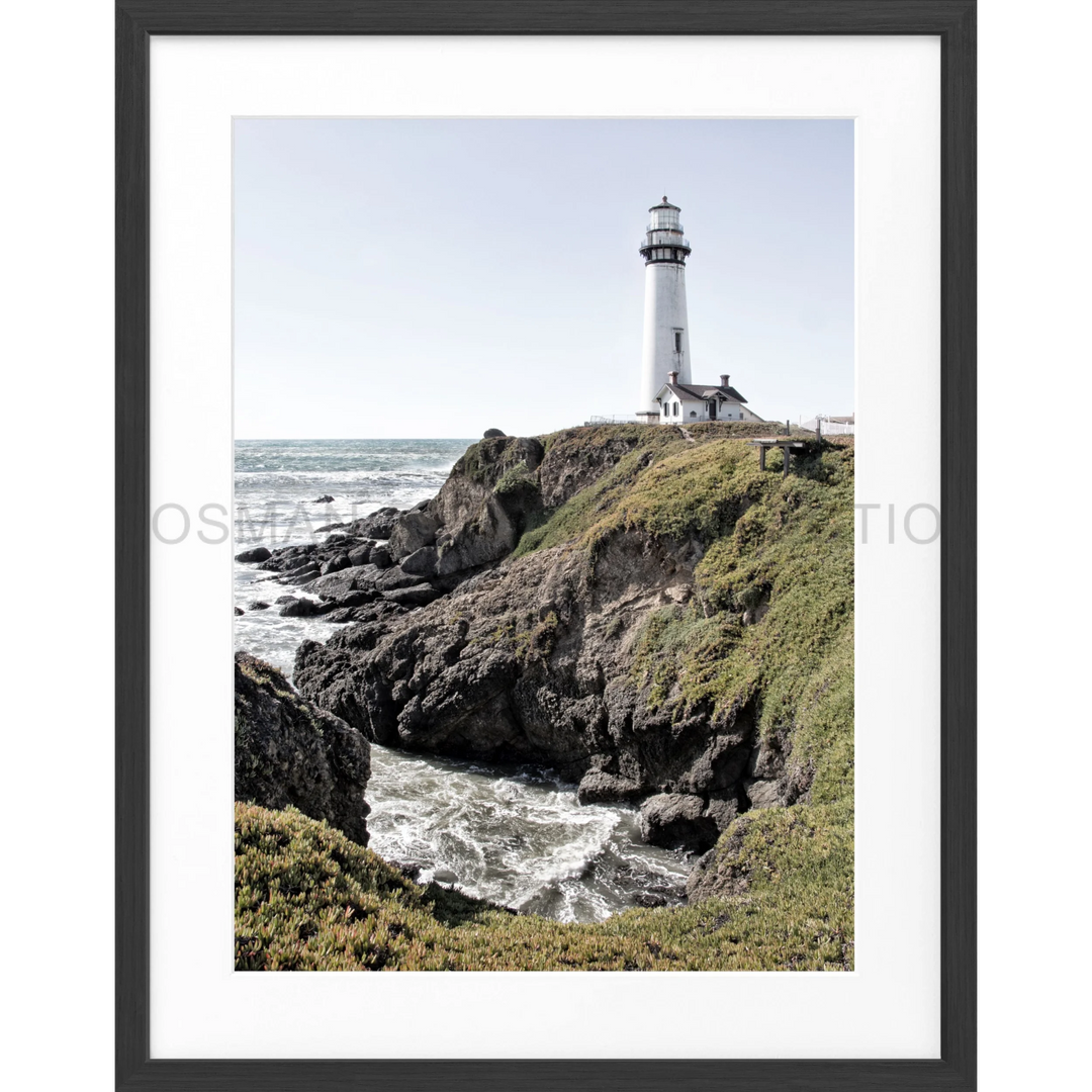 Weißer Leuchtturm auf zerklüfteten Küstenklippen in Poster Kalifornien Lighthouse L07