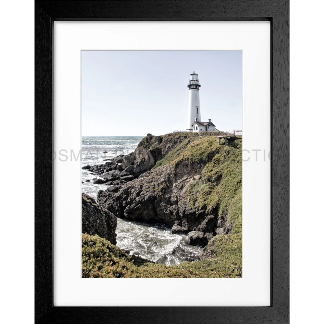 Weißer Leuchtturm auf felsigen Küstenklippen in Poster Kalifornien ’Lighthouse’ L07