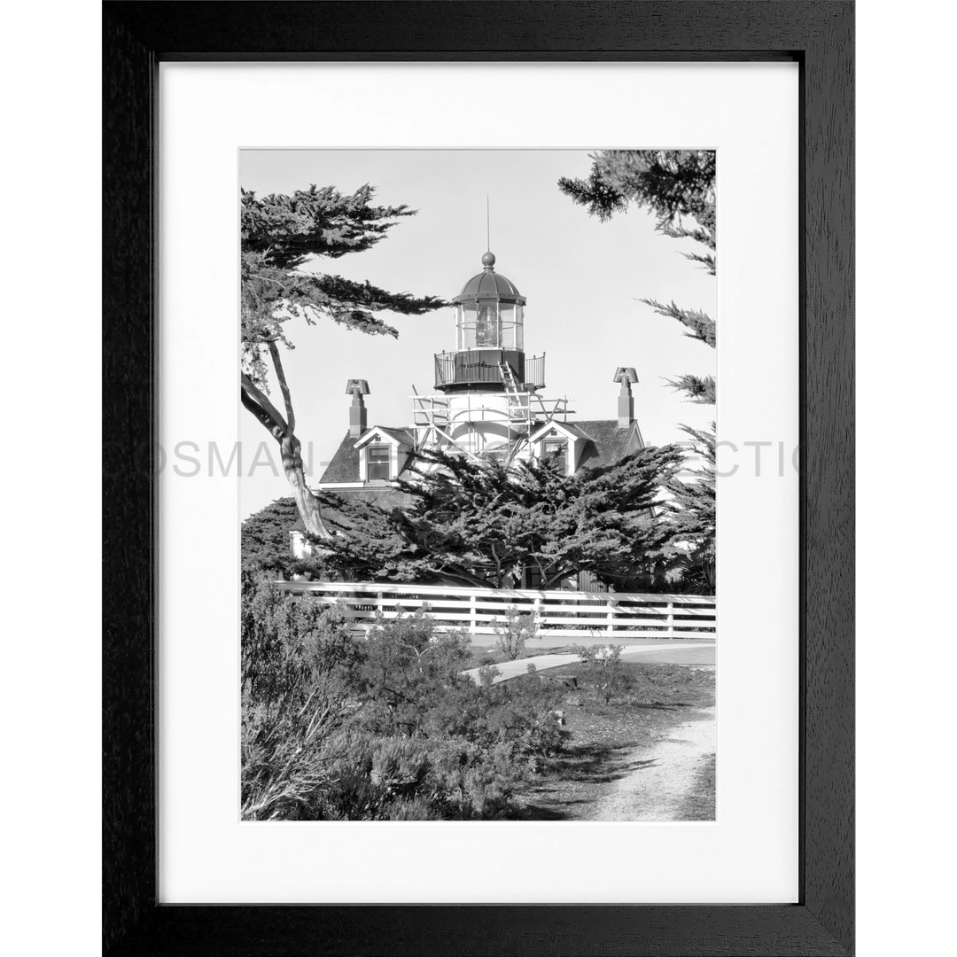 Historischer Leuchtturm mit weißem Zaun in Schwarz-Weiß-Fotografie für Poster