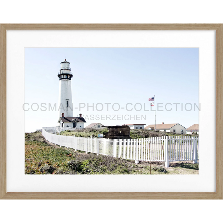 Weißer Leuchtturm mit Zaun, abgebildet im Poster Kalifornien Lighthouse Pigeon Point L04