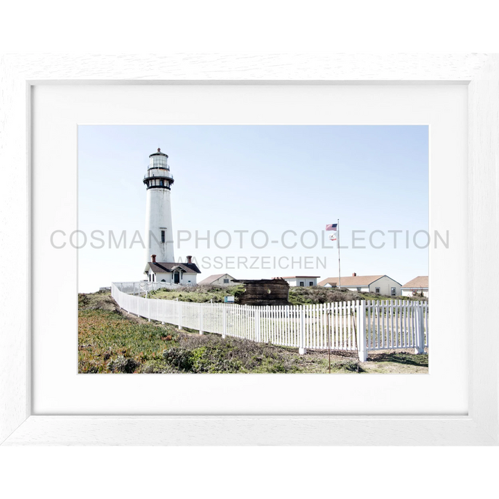 Weißer Leuchtturm mit Zaun und amerikanischer Flagge auf Poster Kalifornien Lighthouse Pigeon Point