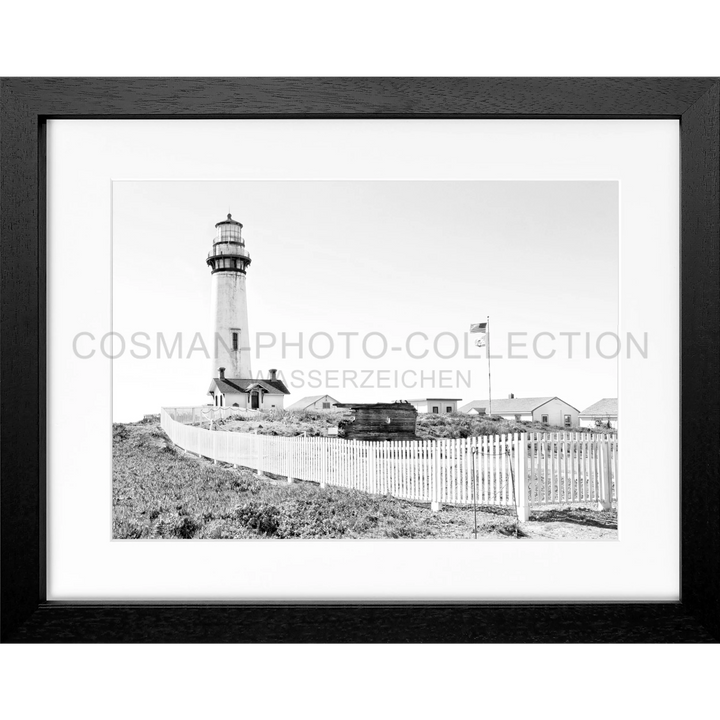 Schwarz-weiß-Lighthouse mit Haus und weißem Lattenzaun in Poster Kalifornien Pigeon Point