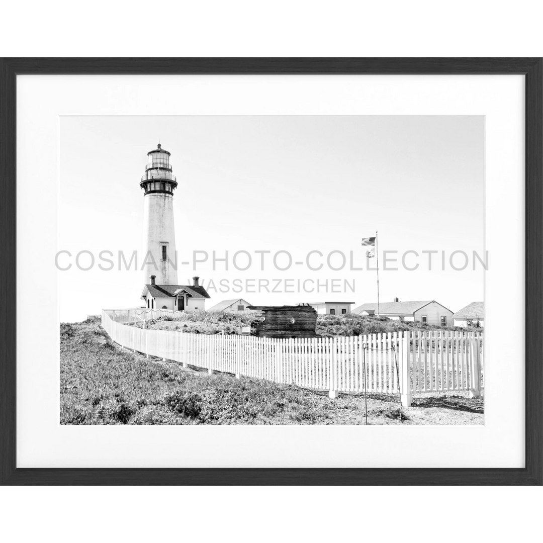 Schwarz-weißer Leuchtturm mit weißem Lattenzaun auf dem Poster Kalifornien ’Lighthouse Pigeon Point’ L04