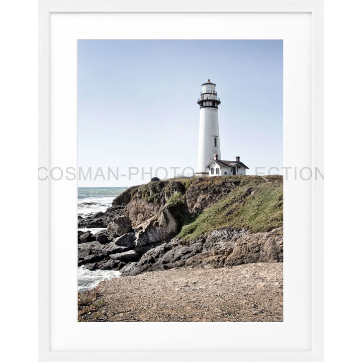 Weißer Leuchtturm auf felsigen Küst cliffs, Poster Kalifornien ’Lighthouse Pigeon Point’ L06