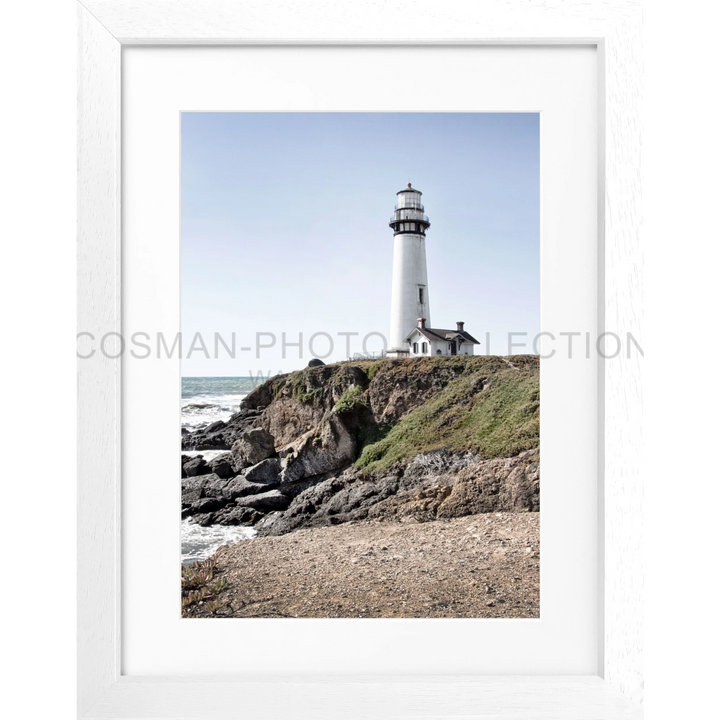 Weißer Leuchtturm auf felsigen Küstenklippen, Poster Kalifornien Lighthouse Pigeon Point L06