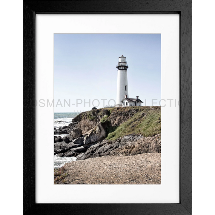 Weißer Leuchtturm auf felsigen Küstenklippen, Poster Kalifornien ’Lighthouse Pigeon Point’ L06