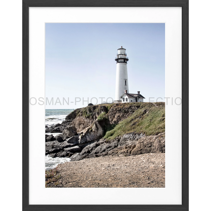 Weißer Leuchtturm auf felsigen Küstenklippen, Poster Kalifornien Lighthouse Pigeon Point L06