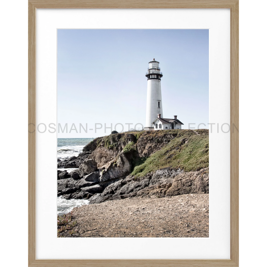 Weißer Leuchtturm auf felsigen Küstenklippen in Poster Kalifornien ’Lighthouse Pigeon Point’ L06