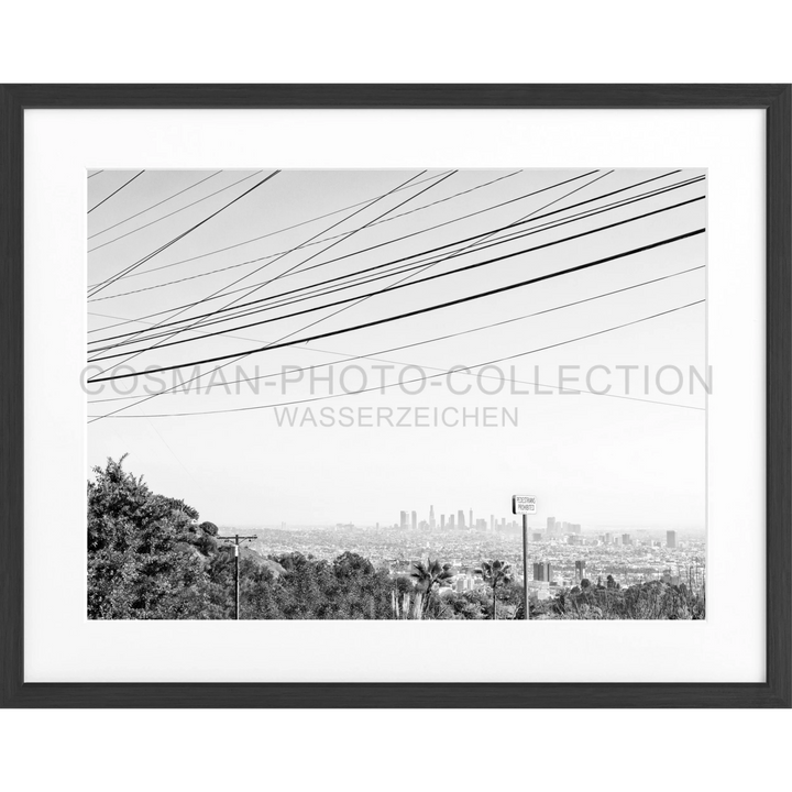 Schwarz-weiß-Fotografie von Stromleitungen vor einer Stadtsilhouette in Los Angeles