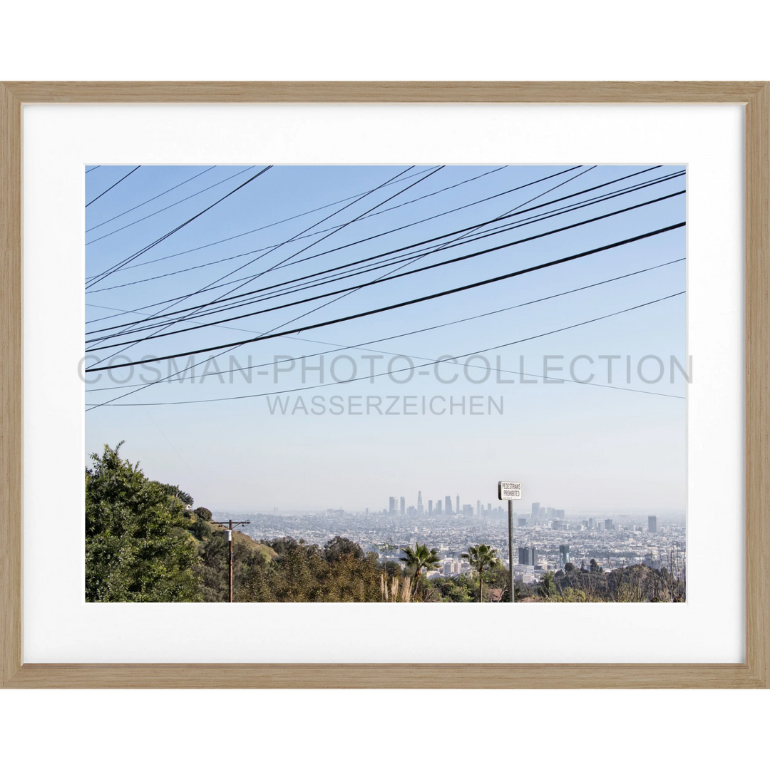 Gerahmtes Foto von Stromleitungen über der Stadtlandschaft von Los Angeles