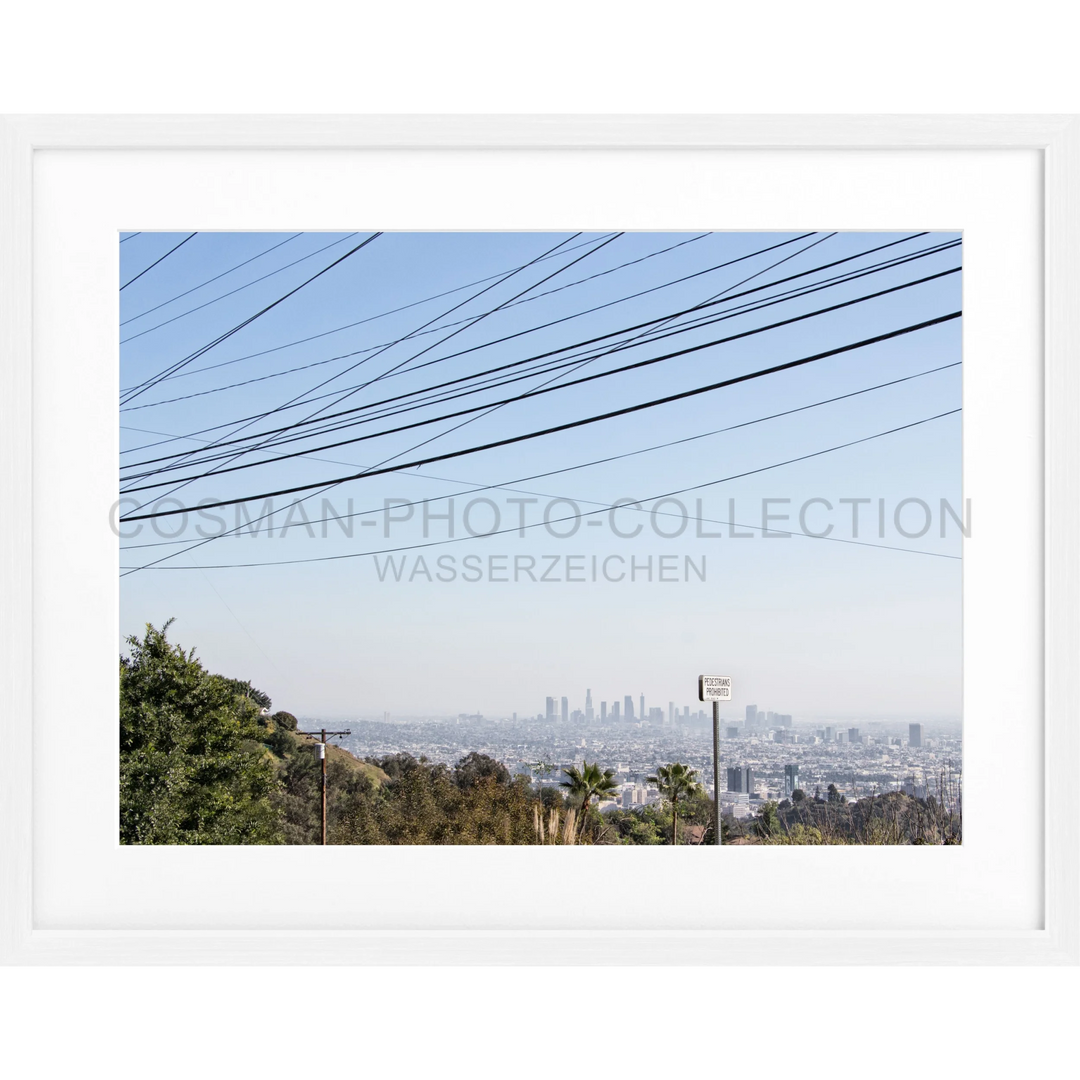 Stromleitungen kreuzen sich vor der Skyline von Los Angeles auf Poster Kalifornien K138