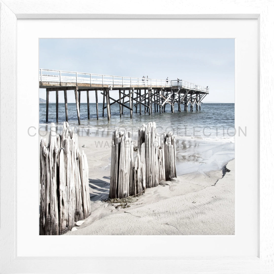 Holzpier über dem Ozean mit verwitterten Pfählen am Strand, Poster Kalifornien Malibu Beach K65Q