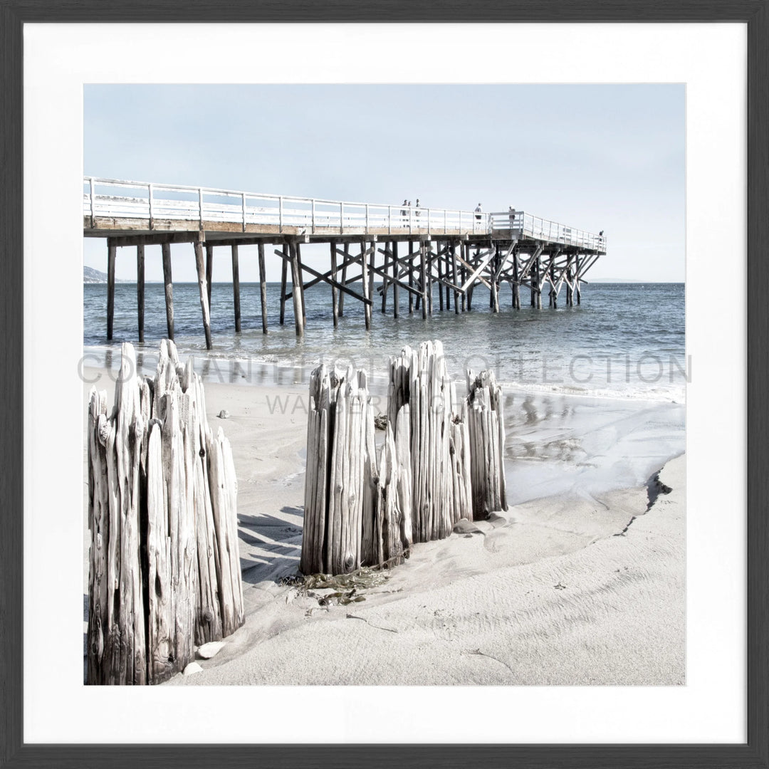 Holzpier über Ozeanwellen mit verwitterten Pfählen am Malibu Beach Poster K65Q