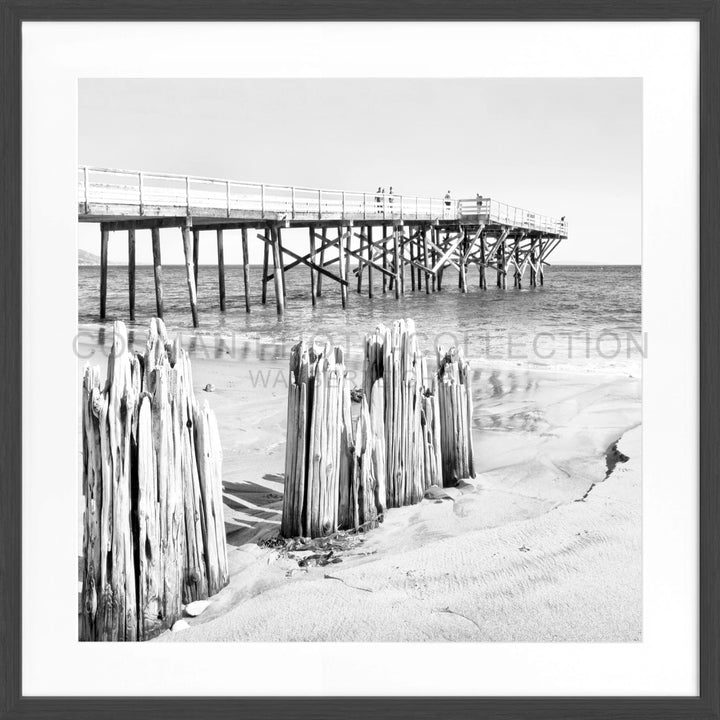 Holzpier über Ozeanwellen mit verwitterten Pfosten im Poster Kalifornien Malibu Beach K65Q