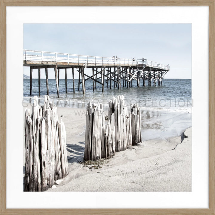 Holzpier über den Ozeanwellen mit wettergegerbten Pfosten in Aussicht von Poster Kalifornien Malibu Beach K65Q