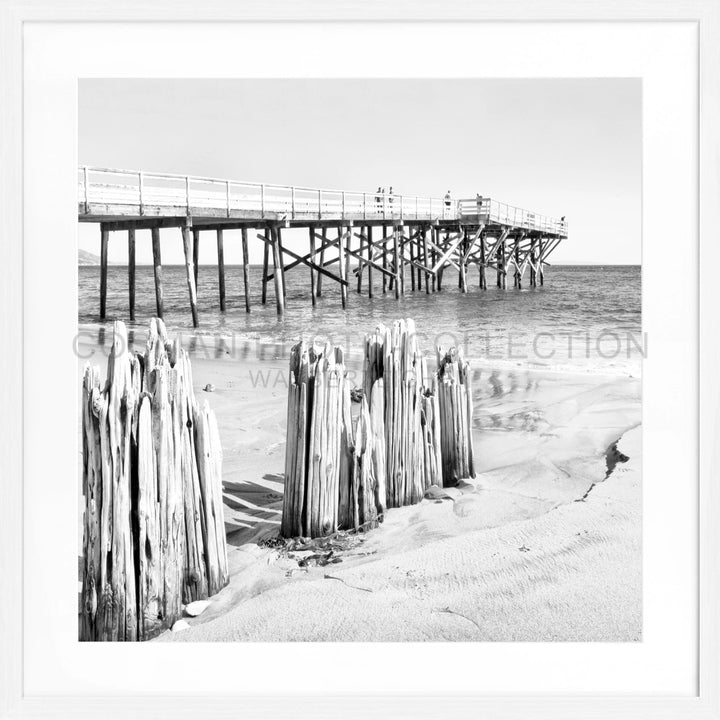 Holzpier über Ozeanwasser mit verwitterten Pfählen im Vordergrund von Poster Kalifornien Malibu Beach K65Q