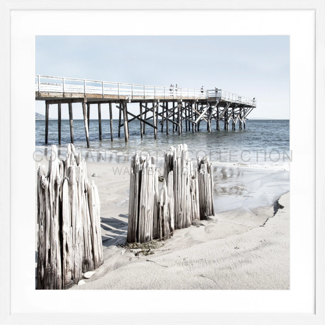 Holzpier über den Ozeanwellen mit verwitterten Pfählen am Malibu Beach