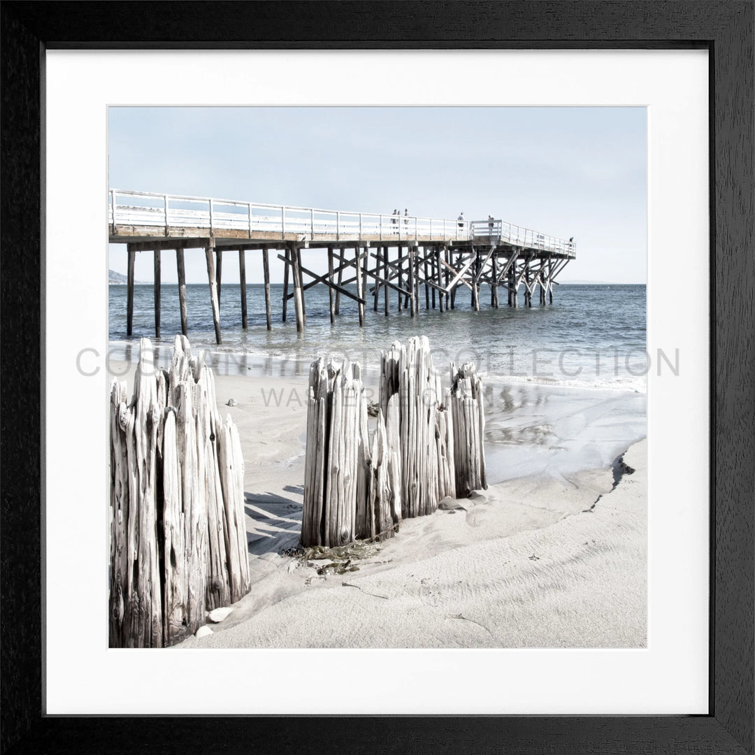 Holzsteg über dem Ozean mit verwitterten Pfählen am Malibu Beach Poster Kalifornien K65Q