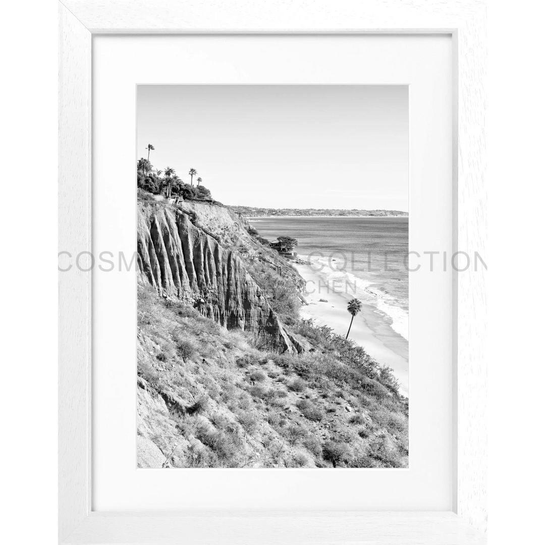 Küstenklippe mit Erosionsstreifen, Blick auf den Strand – Poster Kalifornien Malibu K62