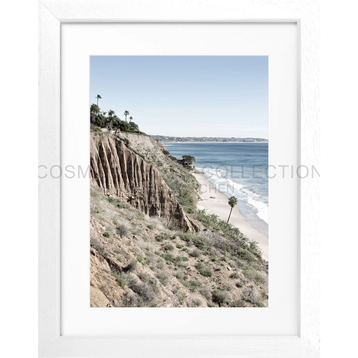 Küstenklippe mit erodierten Sedimentgesteinsschichten über einem Strand in Malibu