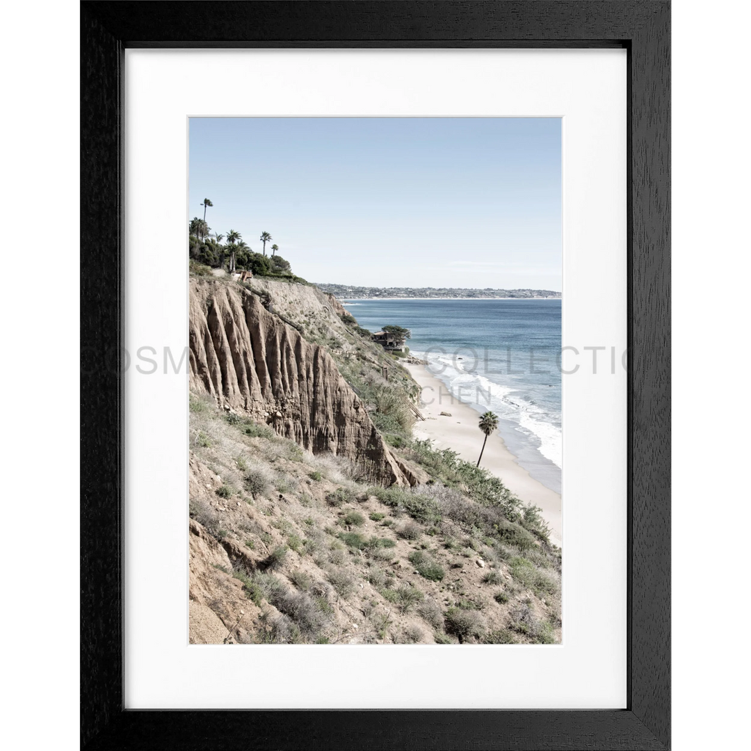 Küstenklippe mit erodierten Sandsteinformationen über einem Strand in Malibu