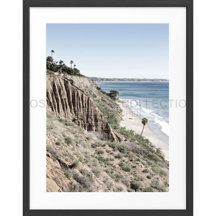 Küstenklippe mit erodierten Sedimentschichten überblickt einen Strand in Malibu