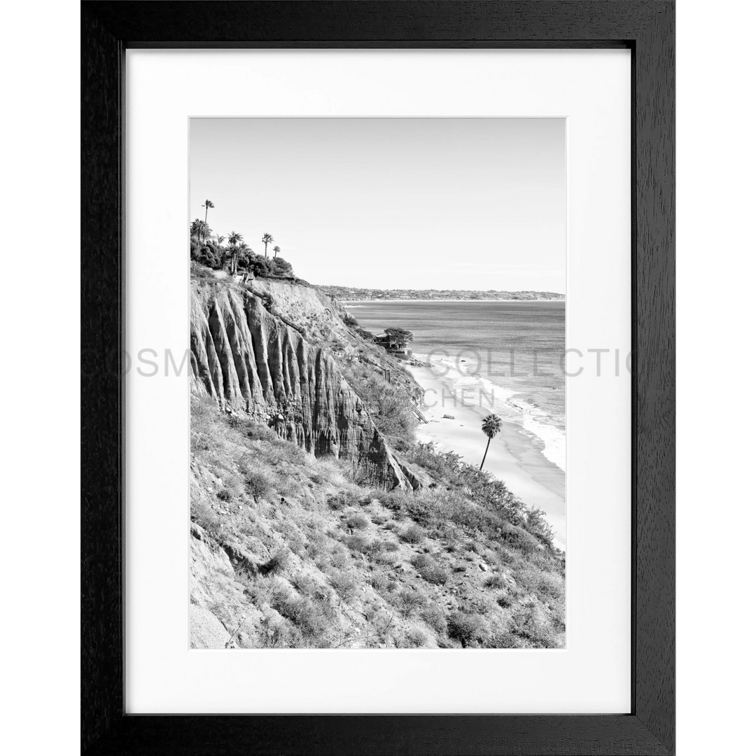 Schwarz-Weiß-Fotografie einer Küstenklippe mit Palmen für Poster Kalifornien Malibu K62